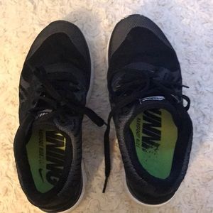 Nike Shoes - cute nike free runs! Nike Shoes - cute nike free runs!